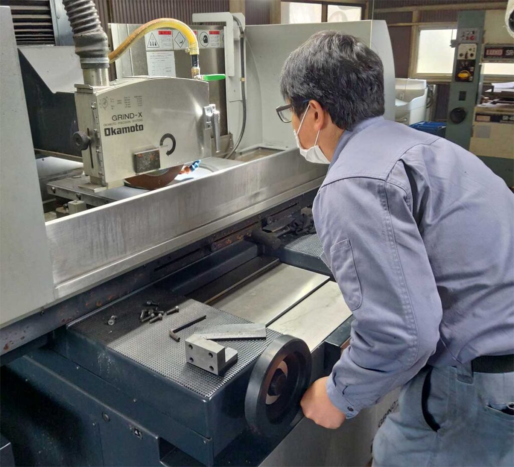 岡本機械製　平面研削盤研磨作業画像